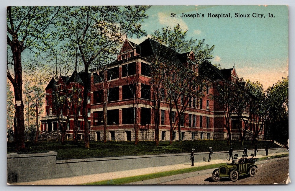 Postcard St. Joseph's Hospital, Sioux City, Iowa USA Unposted Antique Car