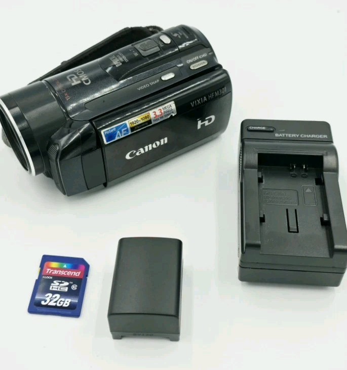 Canon Vixia HF M301 Digital Video Camcorder 15X Optical Zoom + Charger - Tested
