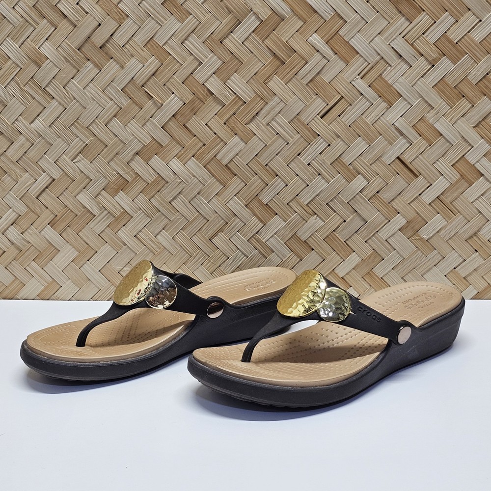 Crocs Sanrah Flip Flops Women's 8 Hammered Circle Wedge Brown Gold Sandals