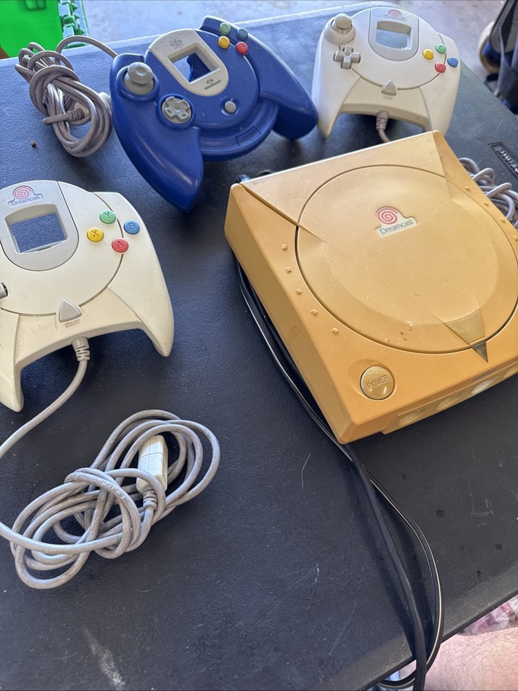 SEGA Dreamcast HKT-3020 Home Console - White - With 3 Controllers - Powers On