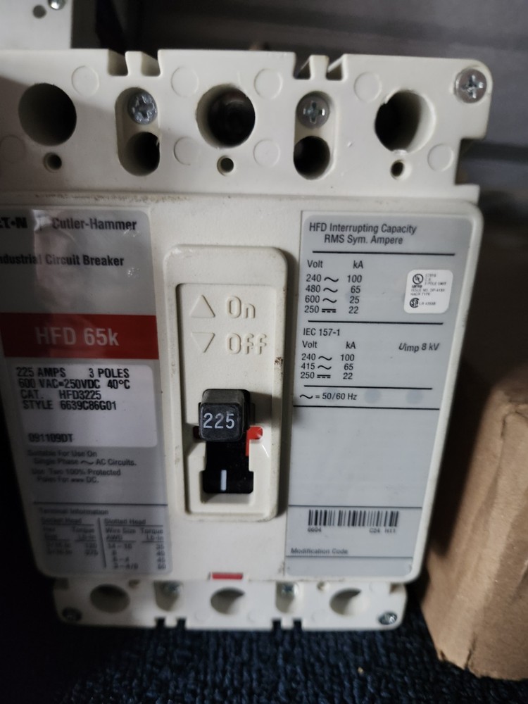 Cutler-Hammer HFD 65k 225A 3-Pole Circuit Breaker 600VAC 250VDC Trip Indicator