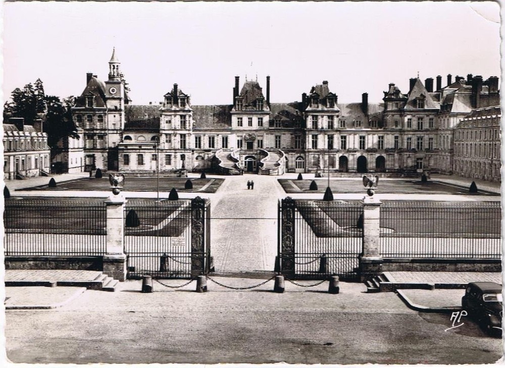France Postcard RPPC Palais de Fontainebleau Main Front & Farewell Court