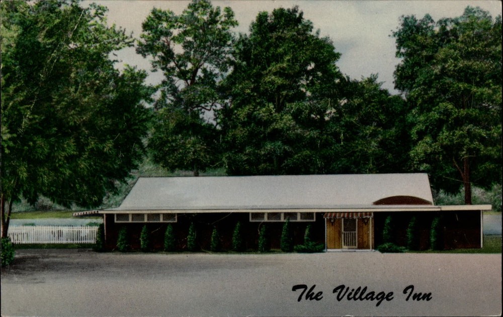 Village Inn Noel Missouri ~ 1950-60s vintage postcard