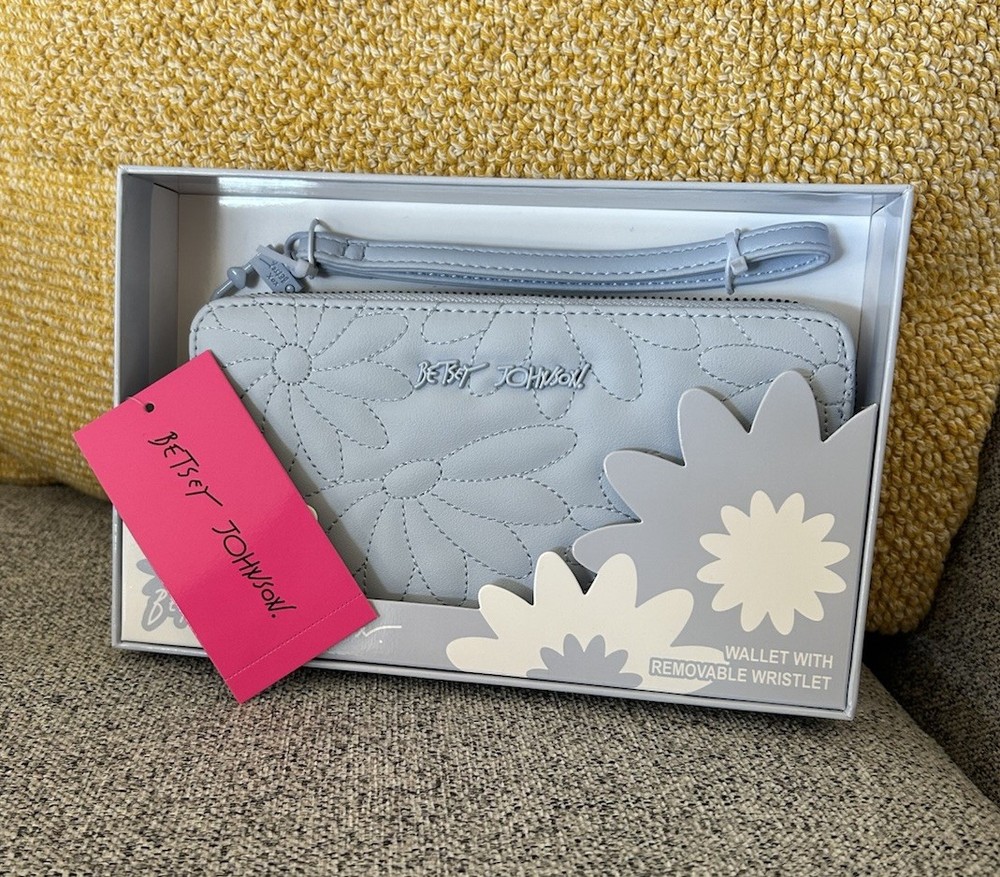 New! Betsey Johnson Blue Daisy Zip Wallet Wristlet Boxed Gift Floral