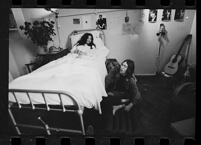 Photo:John Lennon Yoko Ono 1968 Bed Room Guitar Portrait
