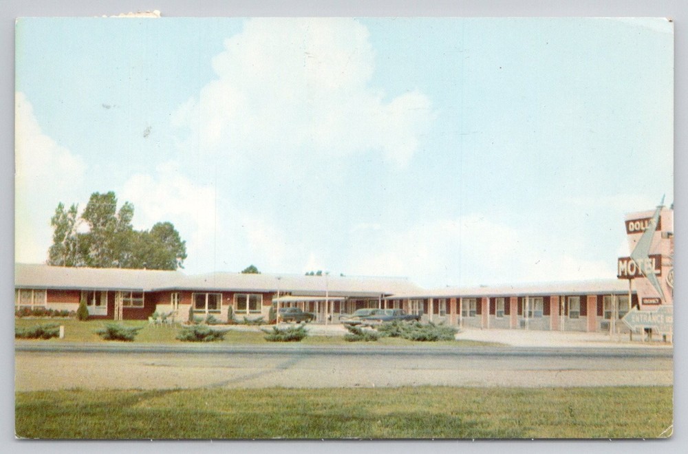 DOLL'S MOTEL Vincennes Indiana Chrome Postcard US 41 1950s Roadside