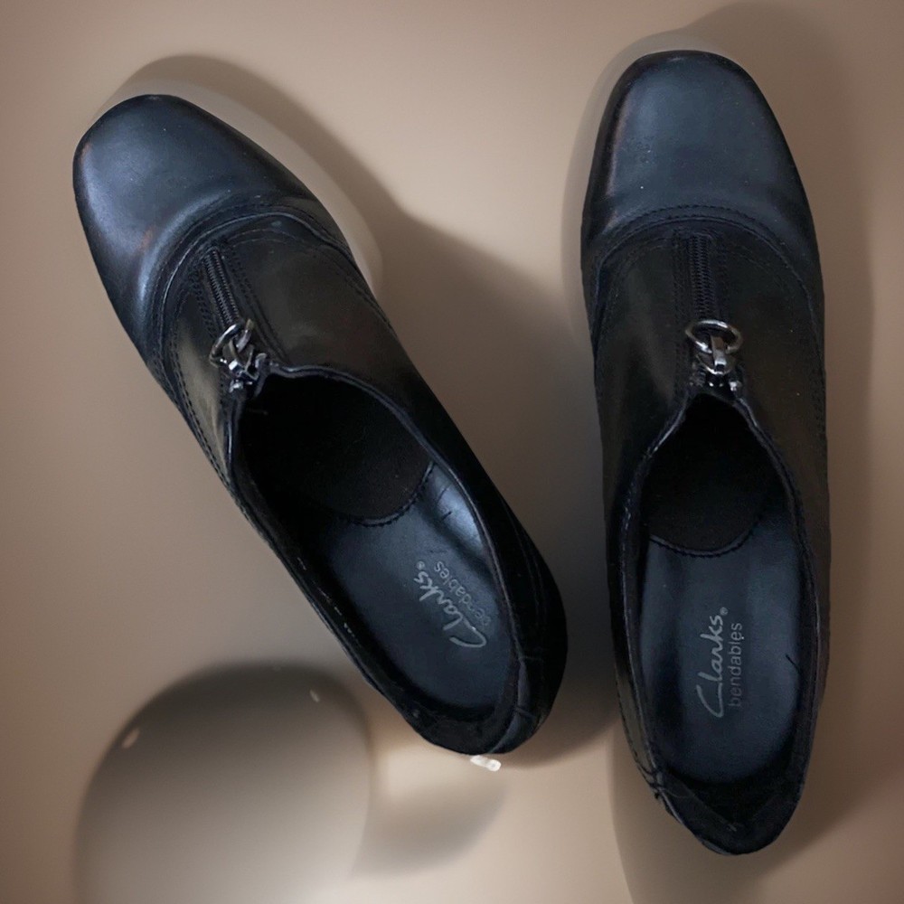 Clarks Women’s Black Leather Front Zip Shoes Sz 6 M