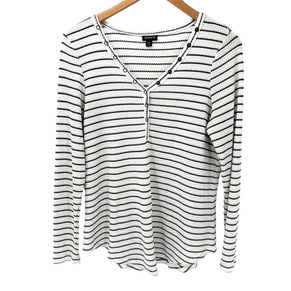 Torrid Shirt Womens Medium Black White Long Sleeves V-Neck Waffle Knit