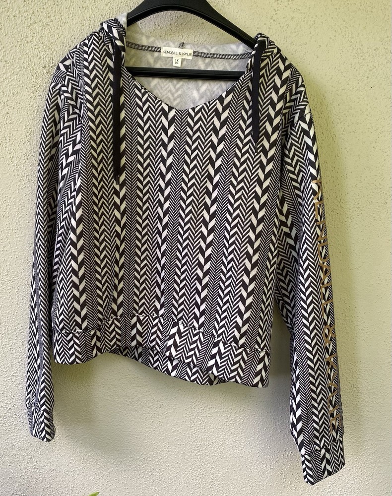 Kendall & Kylie Chevron Print Pullover Hoodie Fleece Women's Plus 1X Black White
