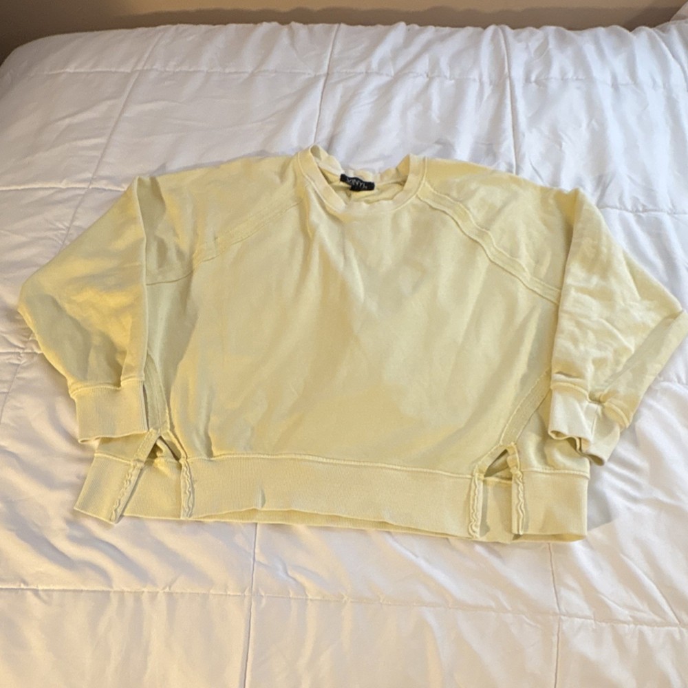Vinyl Icons Women's Yellow Solid Pullover Sweatshirt Long Sleeve Crew Neck L