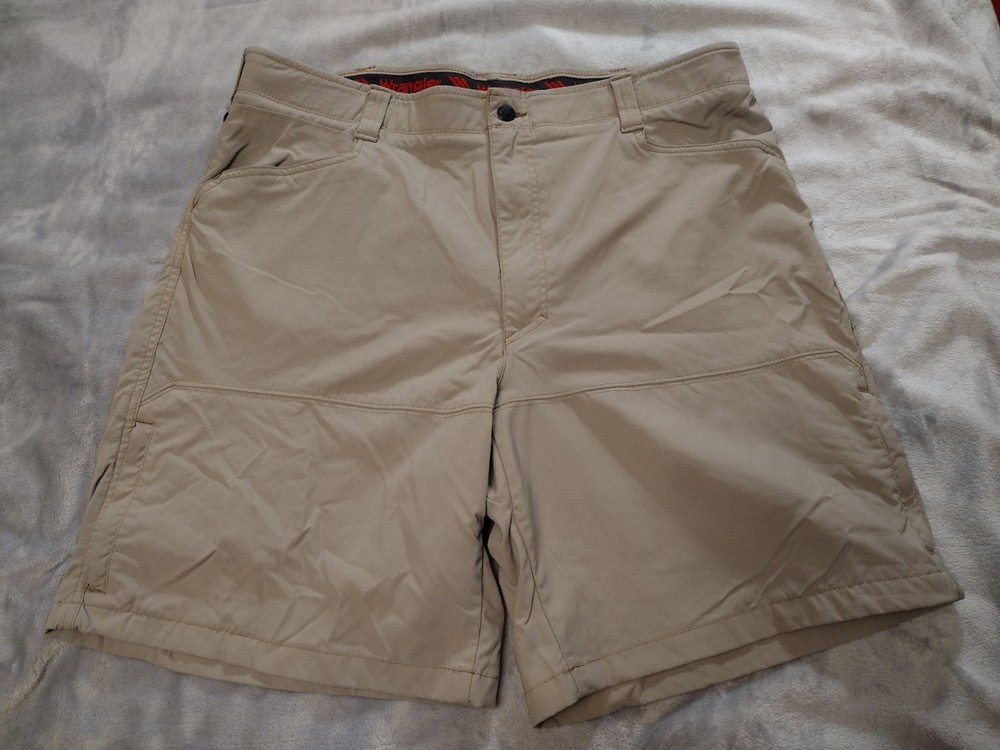 Wrangler Mountain Cargo Shorts Men's Size 38 Beige Relaxed Fit Hiking Outdoor