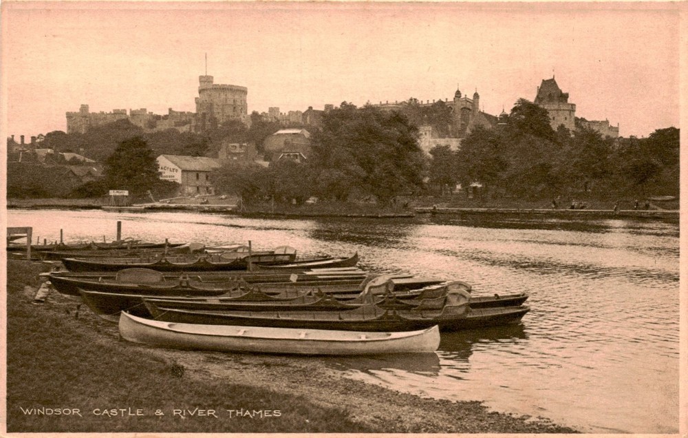 Windsor Castle, River Thames, Windsor. Postcard