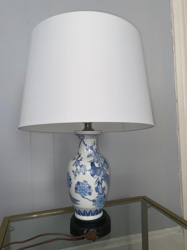 Beautiful Vintage Chinoiserie Chinese Blue White Porcelain Table Lamp