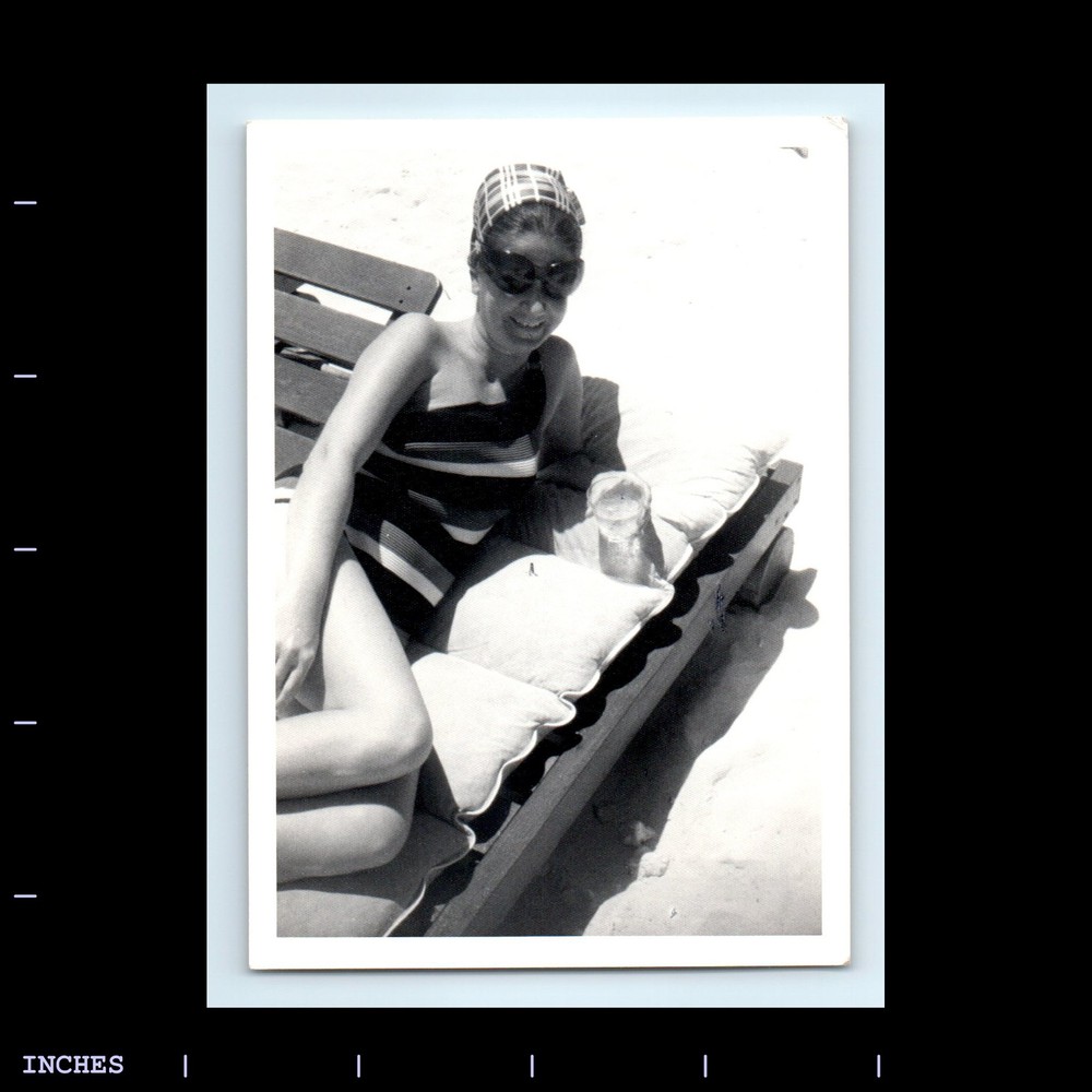 Old Vintage Photo LEGGY WOMAN SEXY OUTFIT SUNBATHING DRINKING COCKTAIL