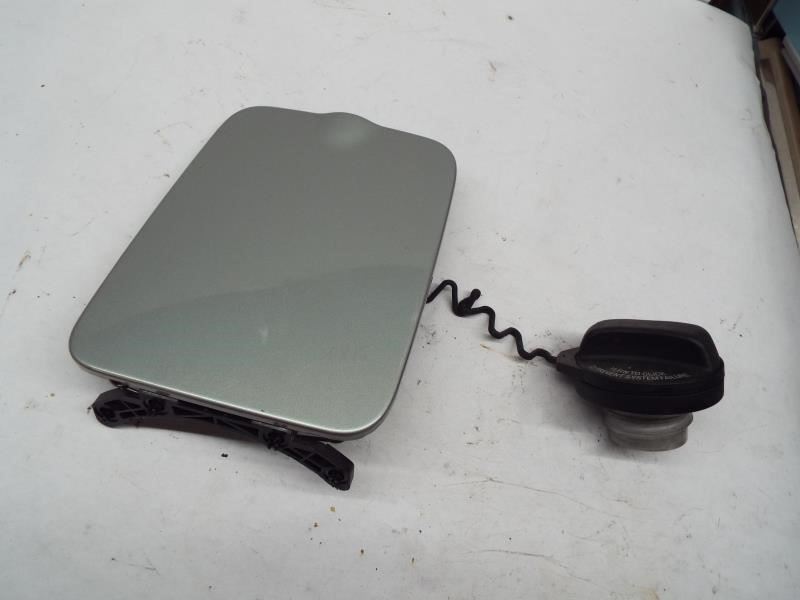 C70       2005 Fuel Filler Door 237525
