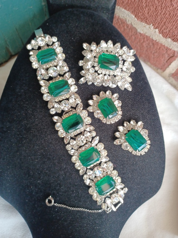 Sparkly Juliana Open Back Emerald Glass Rhinestone Bracelet Pin Ear Set Parure