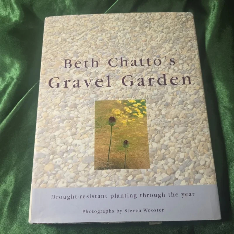 Beth Chatto's Gravel Garden : Drought-Resistant Planting Throughout the Year by