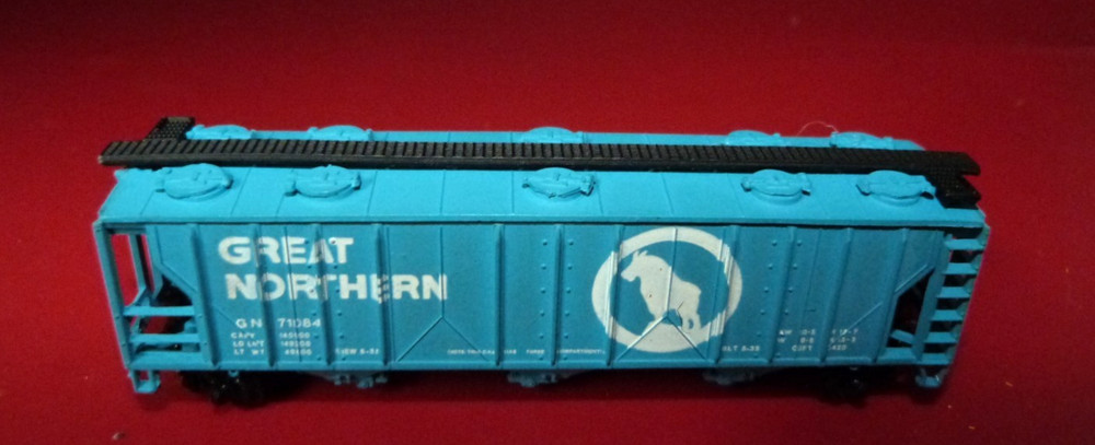 N Scale Bachmann Great Northern 3-bay Covered Hopper with Knuckle Couplers