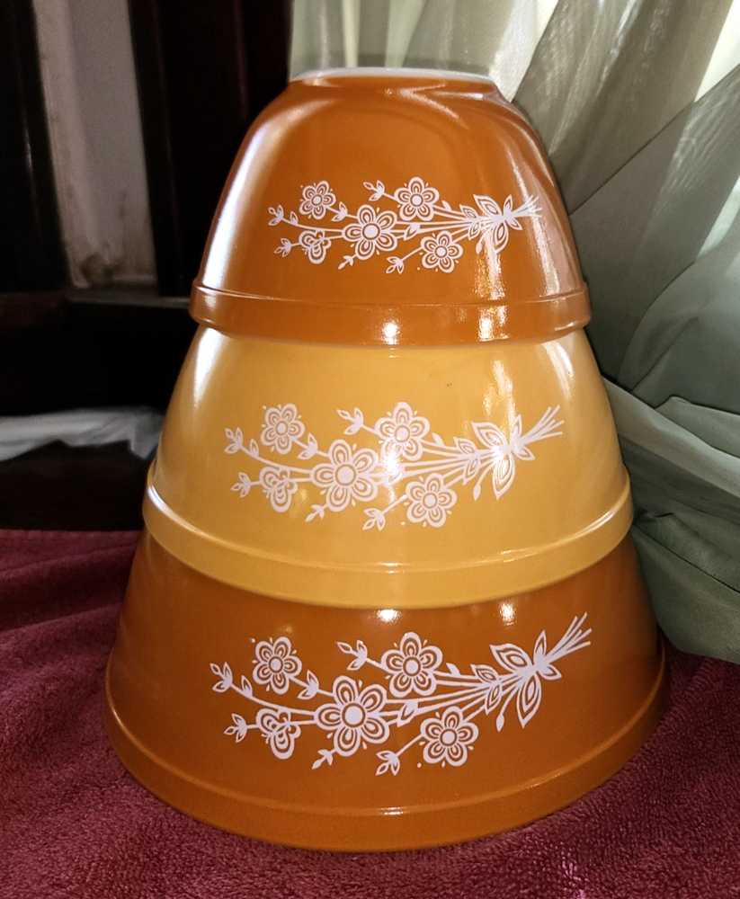 Vintage PYREX Set of 3 Milk Glass Nesting Mixing Bowls - Butterfly Gold 2