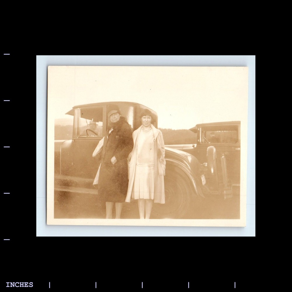 Old Vintage Photo LEGGY WOMEN BY CLASSIC CAR FLAPPER ERA