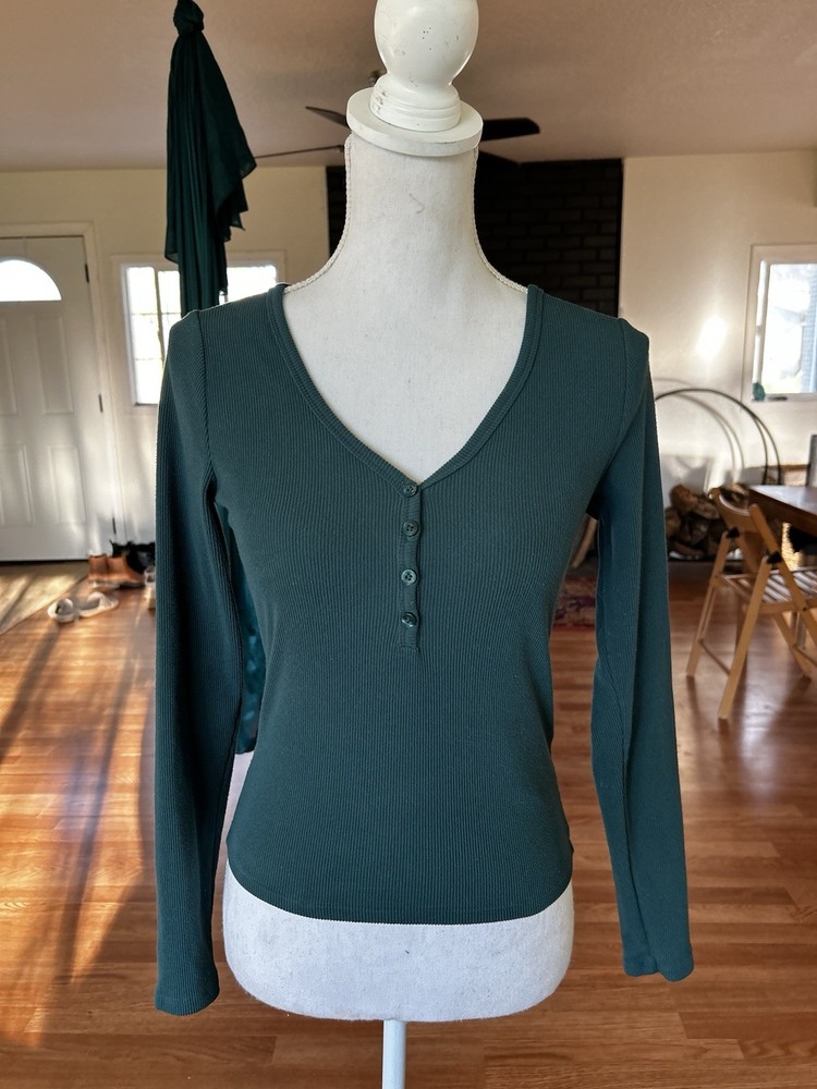 Hollister Women's Ribbed Knit Button V-Neck Slim Fit Long Sleeve Top Green S