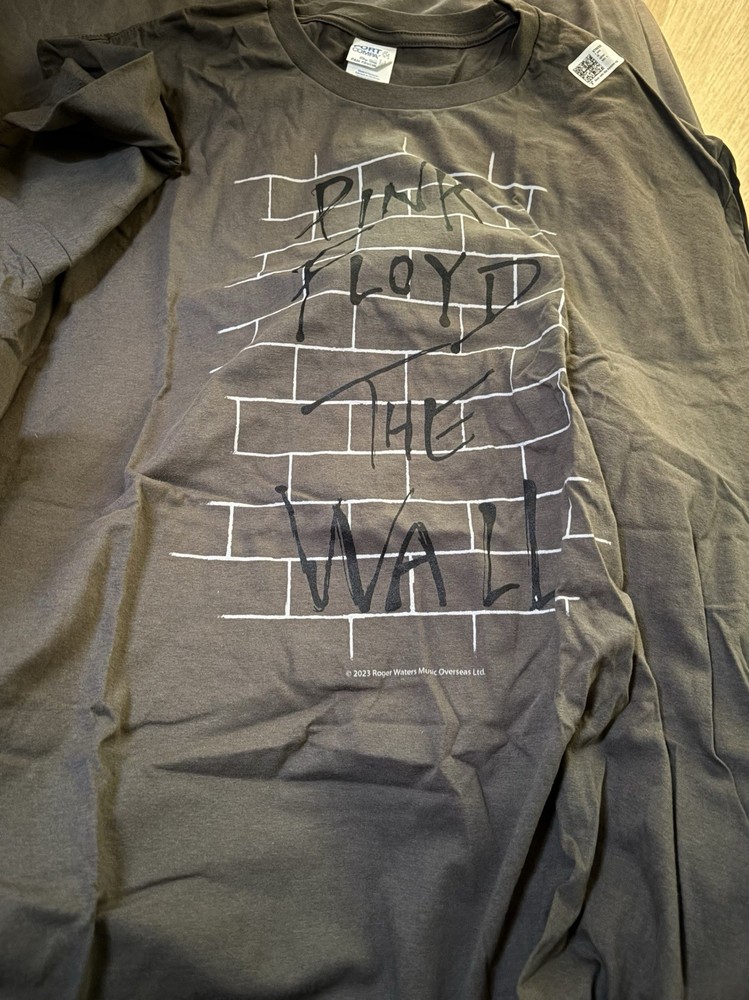 Men’s Gray Pink Floyd The Wall Tshirt New With Tags Size XL