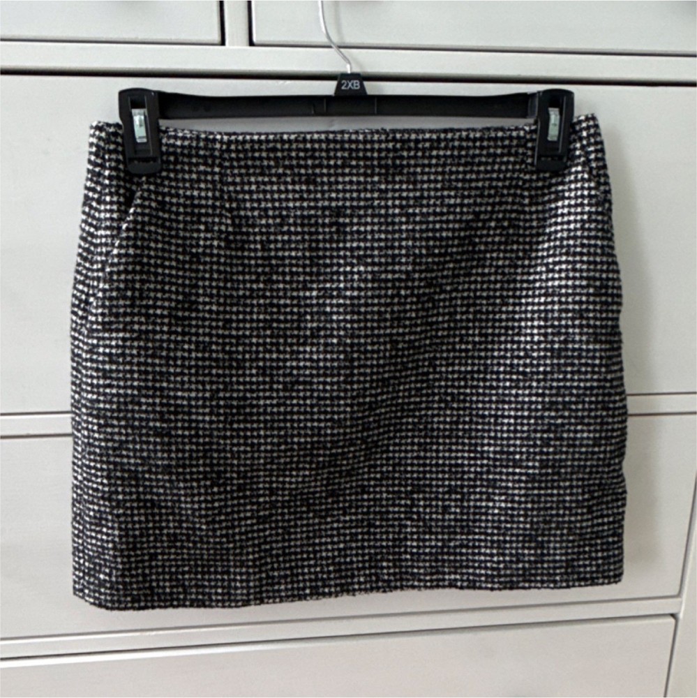 UNIQLO Tweed Houndstooth Short Skirt Black White Straight Size 8 Polyester Wool