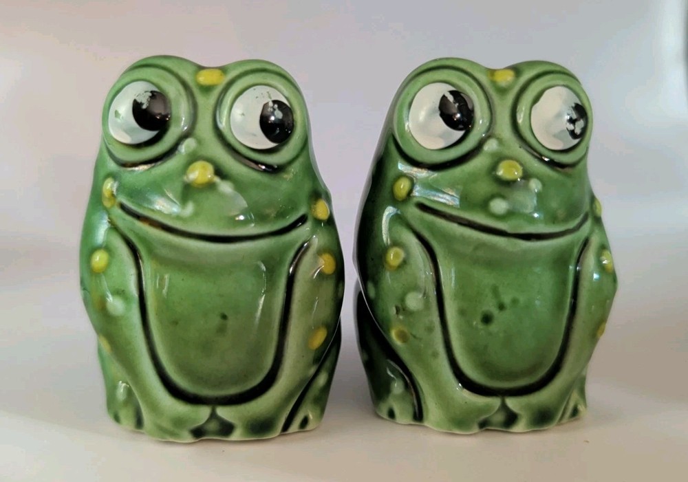 Vintage Japan Cute Whimsical Ceramic Frogs Salt And Pepper Shakers