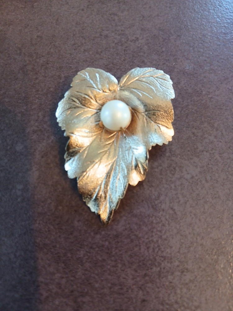 Vintage Signed Sarah Coventry Large Big Leaf Pin Brooch Gold tone Faux Pearl