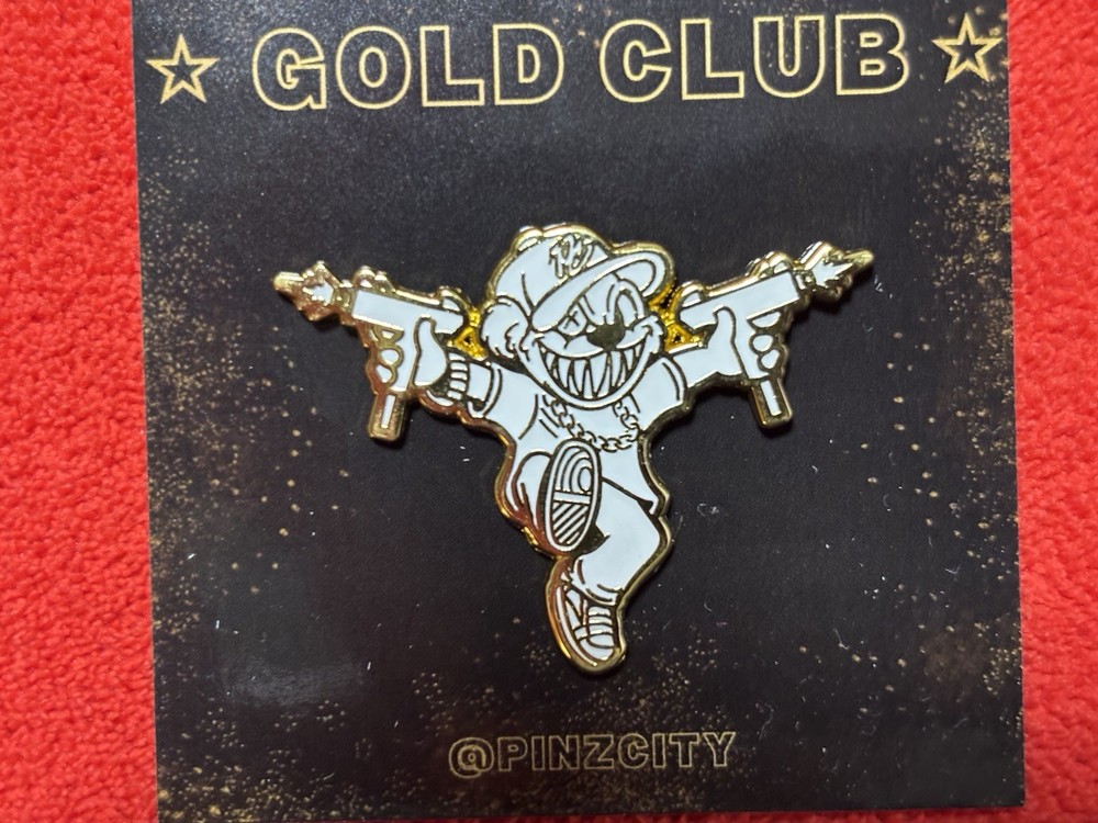 Pinzcity Gold Club Scare Bear Uzi Shooter Hat Pin White Gold Glow In The Dark