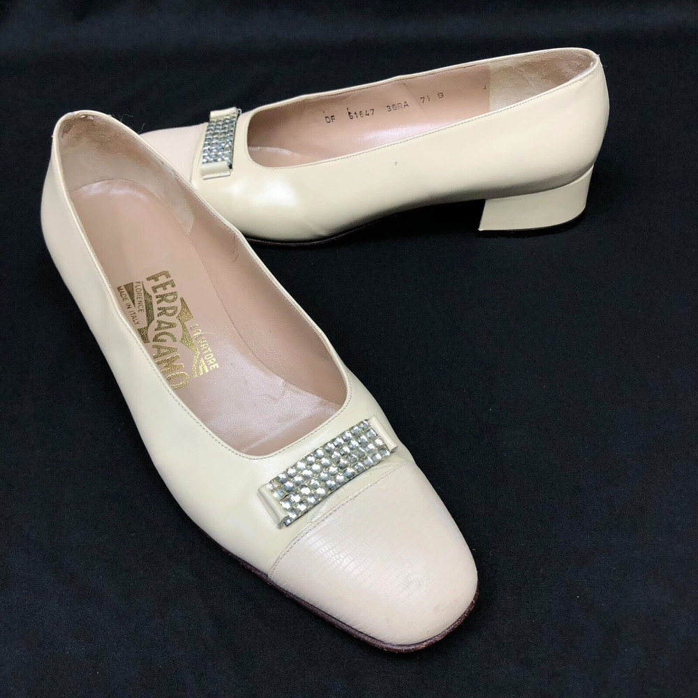 Cream & Ivory Salvatore Ferragamo Made In Italy Low Heel Slip-On Pumps Sz 7.5 B