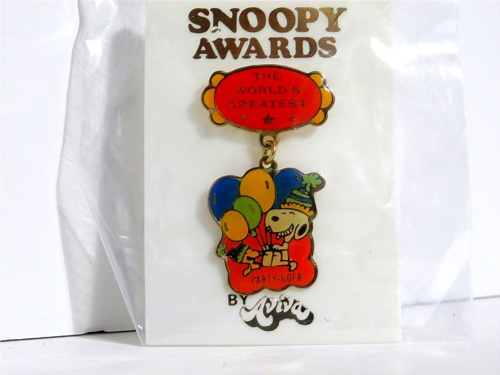 Snoopy Peanuts Charlie Brown Aviva Vintage Award Pin Pinback Figure Jewelry 1975