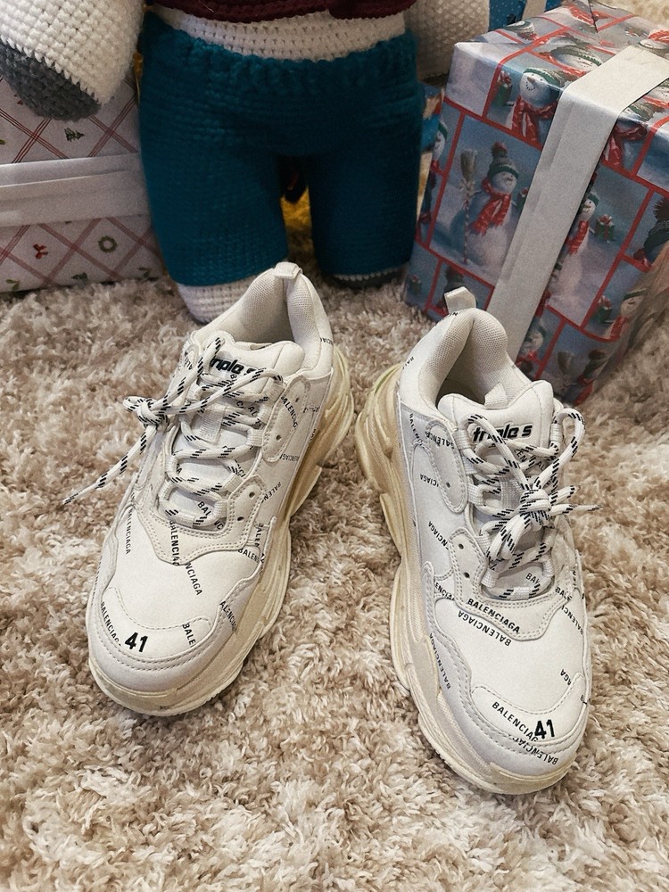 baIenciagaaa tripleS with white, amazing trending shoes we must have !
