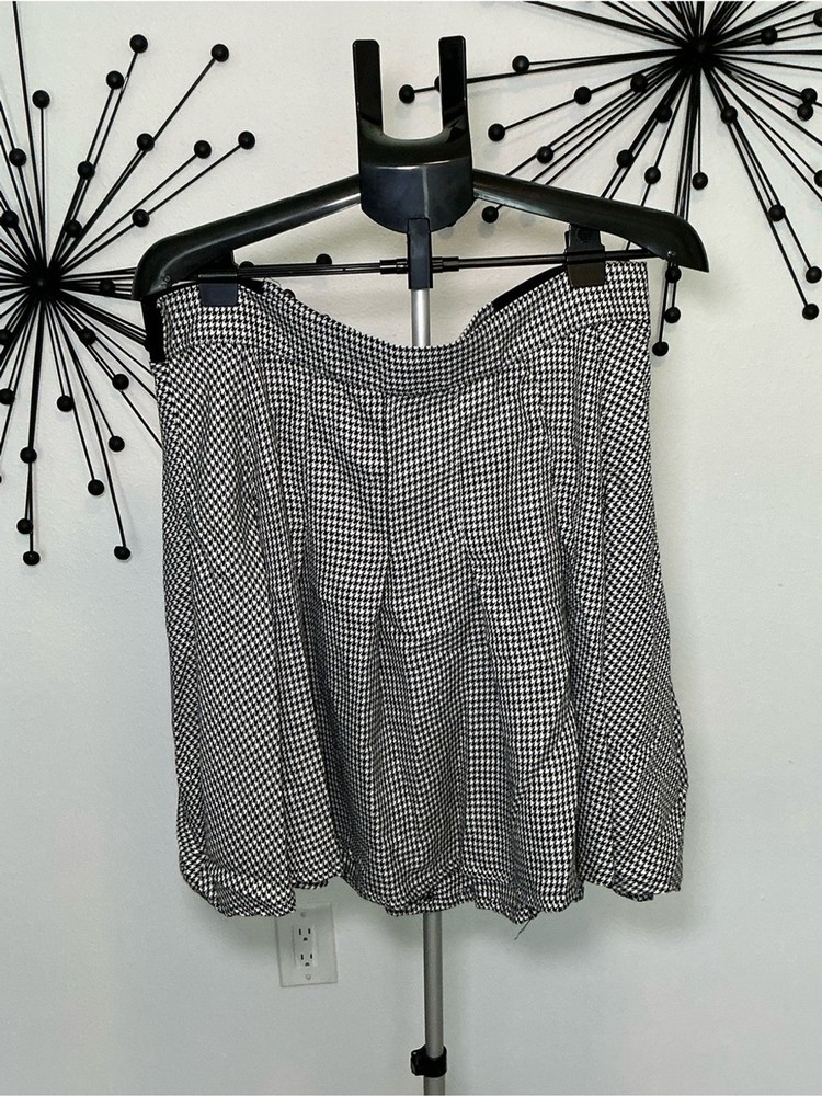 Torrid Black & White Houndstooth Skater Skirt Size 1
