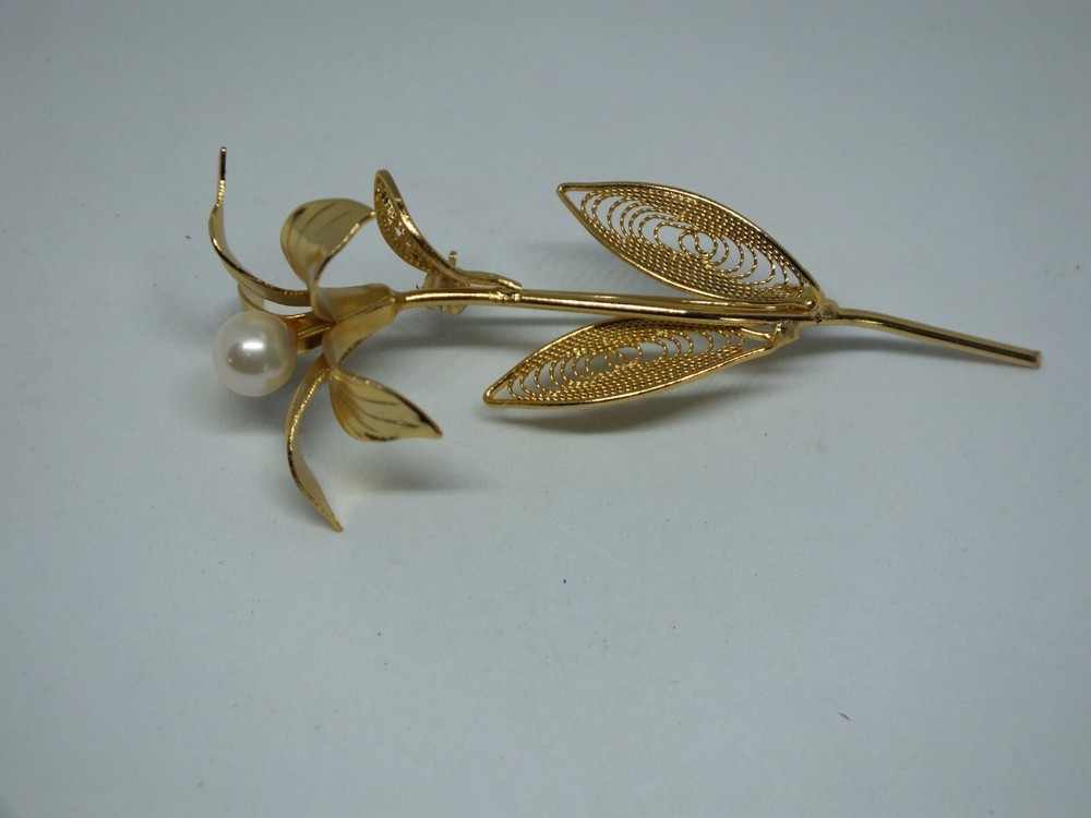 Beautiful Brooch Pin Gold Tone Faux Pearl Flower Filigree Leaves 3 x 1 3/8