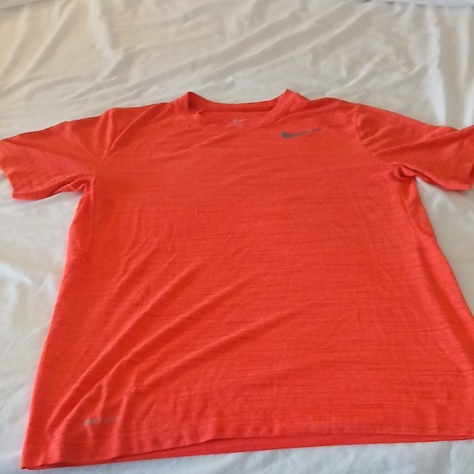 Nike Dri-FIT Men's Breathable Lightweight Red Short Sleeve T-Shirt Size M