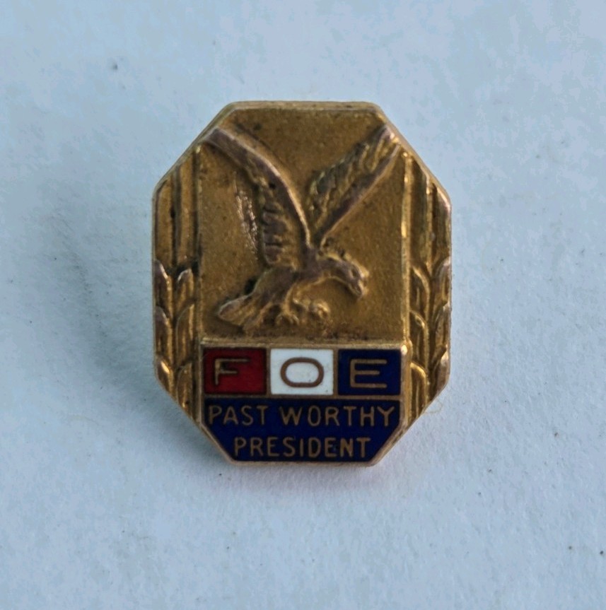 Vintage FOE Fraternal Order of Eagles PAST WORTHY PRESIDENT Pin gold tone