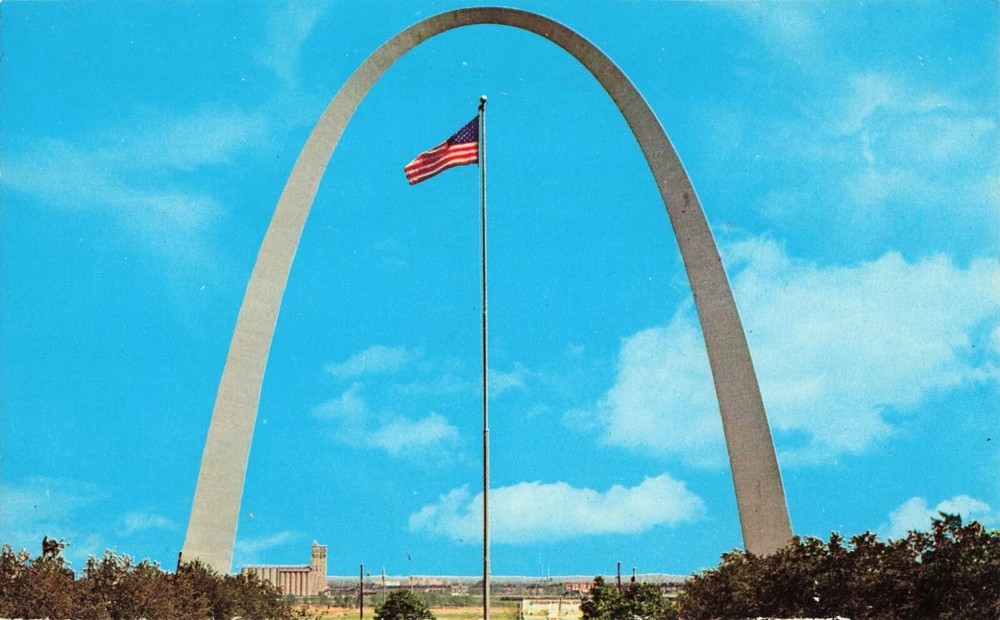 Gateway Arch from Old Courthouse - St Louis Missouri MO - Postcard