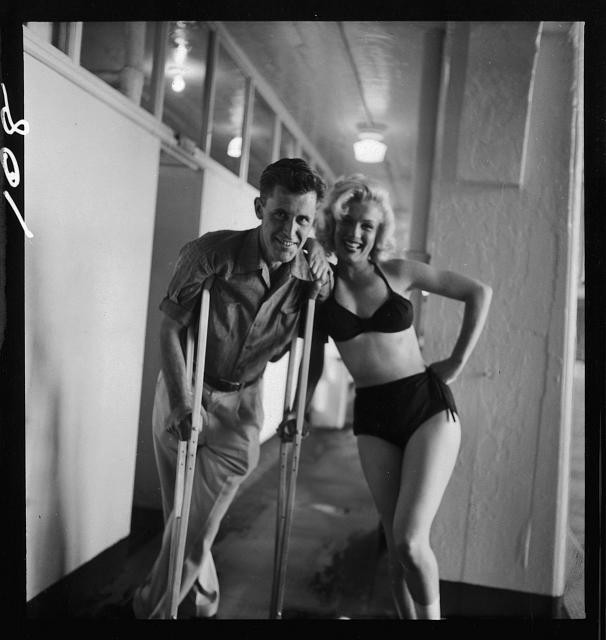 Photo:Marilyn Monroe 1953 Poolside with Man on Crutches Black Bikini