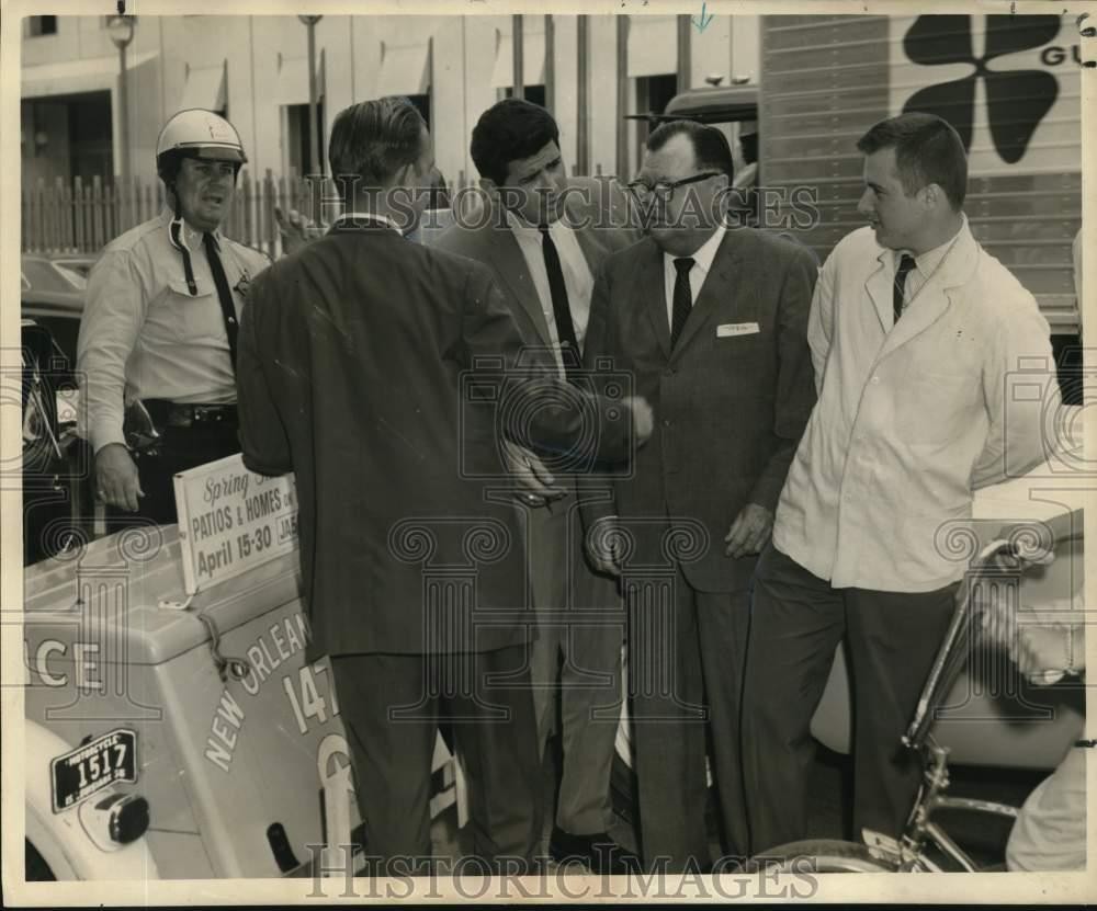 1966 Press Photo Police and bank officials discuss bank robbery in New Orleans