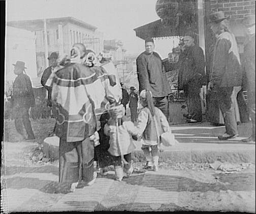 Photo:San Francisco Chinatown CA 1900s Women Children Crossing Street