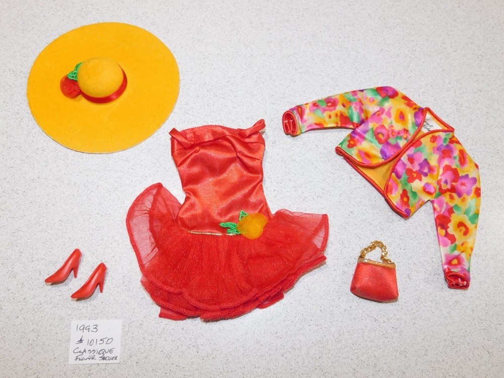 Barbie:  NICE Vintage 1993 CLASSIQUE COLLECTION FLOWER SHOWER Outfit