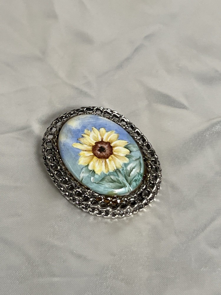 Vintage Hand-Painted Sunflower Brooch – Oval Porcelain with Silver-Tone Filigree