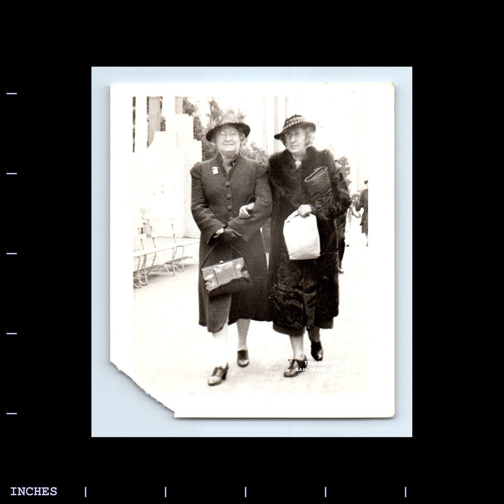 Vintage Photo AFFECTIONATE WOMEN STREET SCENE TREASURE ISLAND SAN FRANCISCO