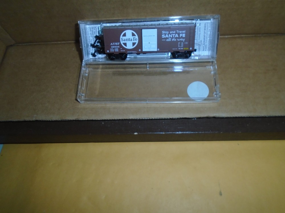 Micro Trains #73040 40' Std Single Door Boxcar - Santa Fe #Atsf 39834 N