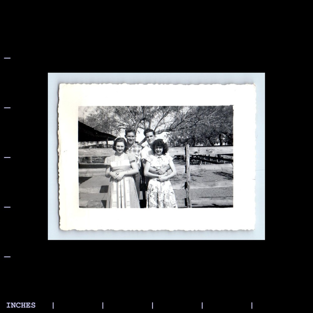 Old Vintage Photo AFFECTIONATE MEN WOMEN COUPLES