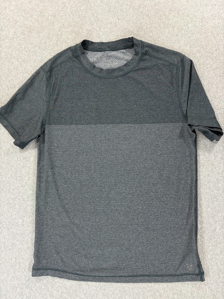 Vuori Performance Short Sleeve Crew Shirt (Men's Small) Gray