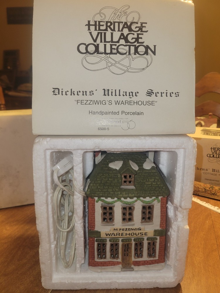 DEPT 56 65005 FEZZIWIG'S WAREHOUSE HERITAGE VILLAGE BUILDING W/CORD ORIGINAL BOX