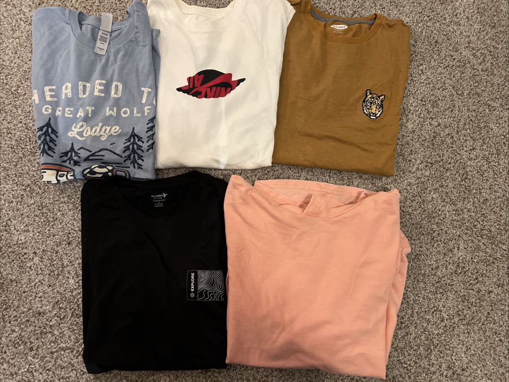 NWOT/ EUC Lot of 5 Young  Men Short Sleeves T-Shirts size S