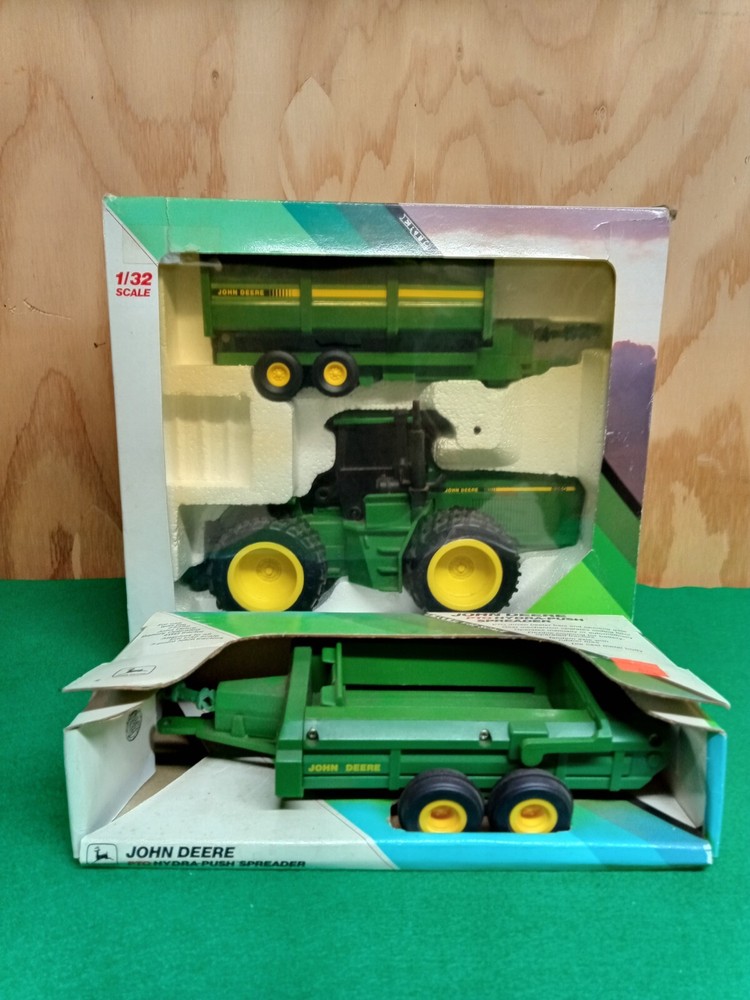 John Deere Ertl 1/32 battery operated pto tractor set
